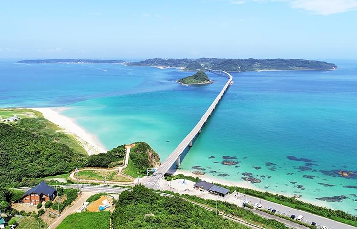 山口県の北西、日本海にぽっかりと浮かぶ、つつみの形をした人口900人あまりの島。